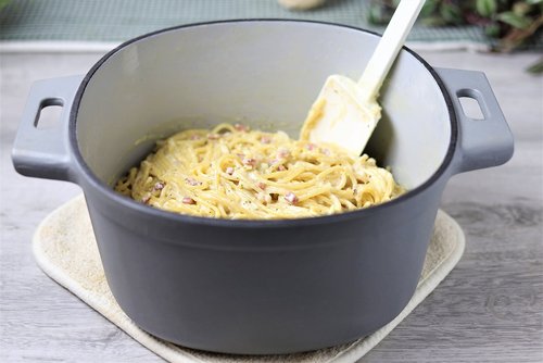 One Pot Spaghetti in Schinken-Sahne-Soße im emaillierten Gusstopf von Pampered Chef®