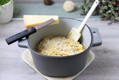 One Pot Spaghetti in Schinken-Sahne-Soße im emaillierten Gusstopf von Pampered Chef®