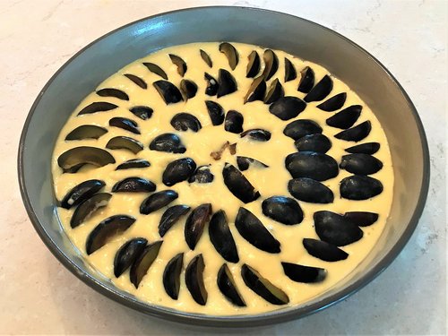 Zwetschgen-Eierlikörkuchen mit Mandelhaube in der Stoneware rund von Pampered Chef®